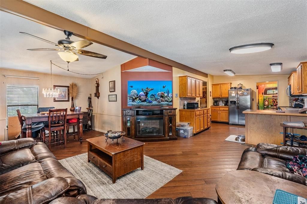 For Sale: $145,000 (2 beds, 2 baths, 1056 Square Feet)