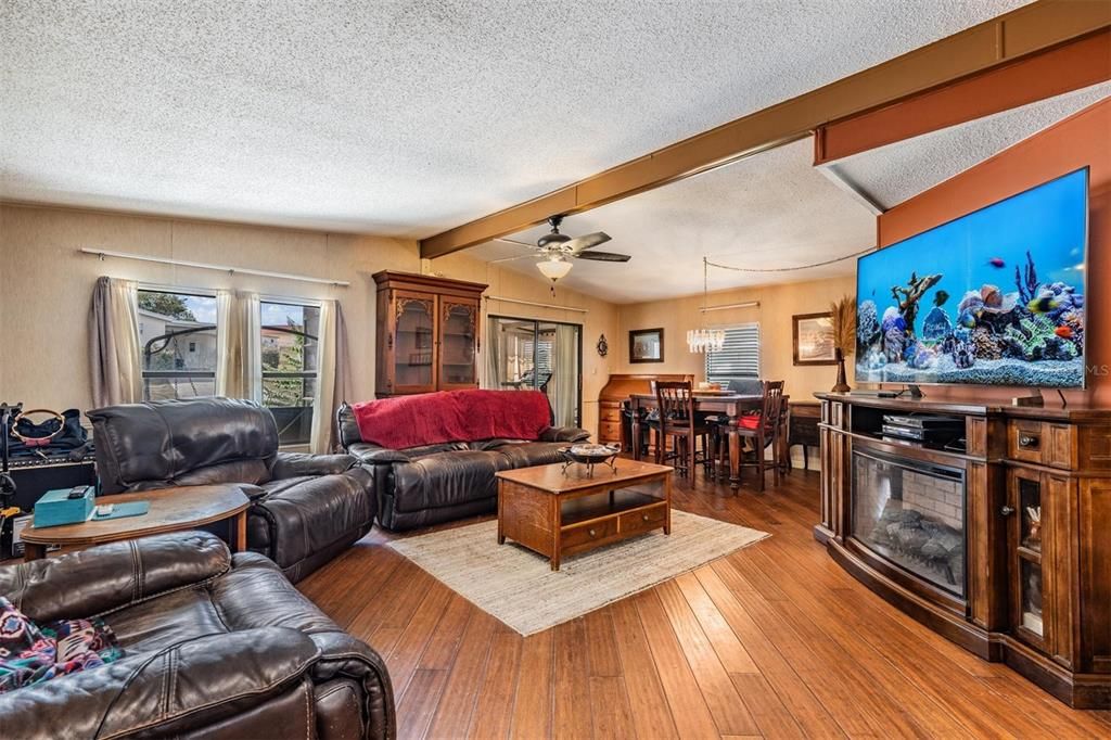 For Sale: $145,000 (2 beds, 2 baths, 1056 Square Feet)