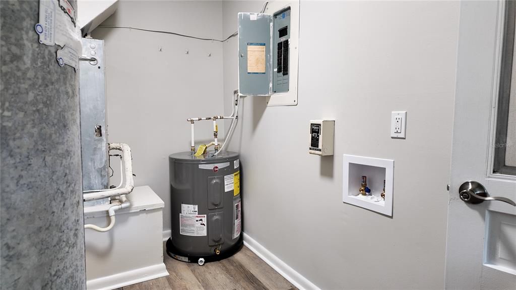 For Sale: $175,000 (2 beds, 1 baths, 1040 Square Feet)