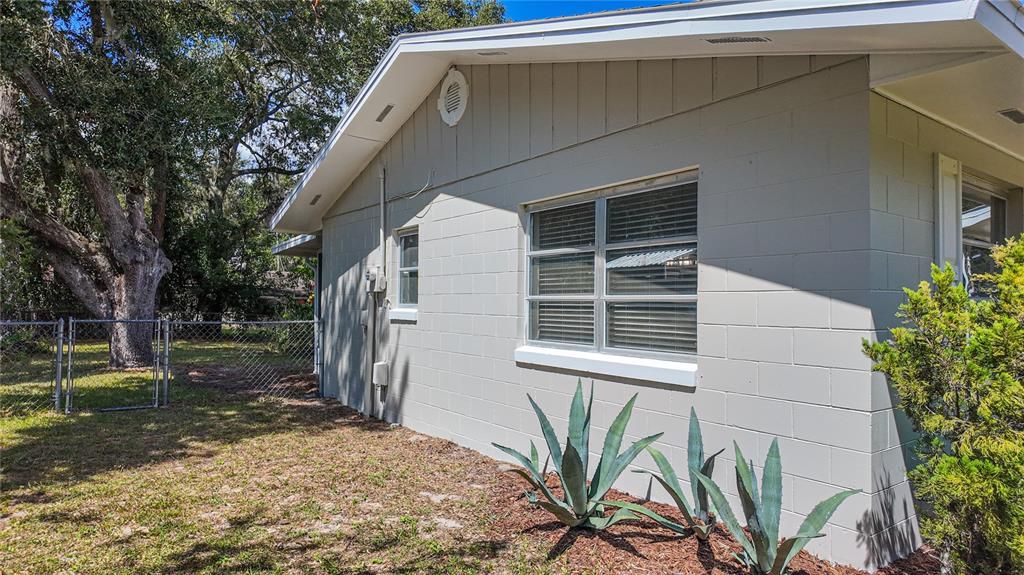 For Sale: $175,000 (2 beds, 1 baths, 1040 Square Feet)