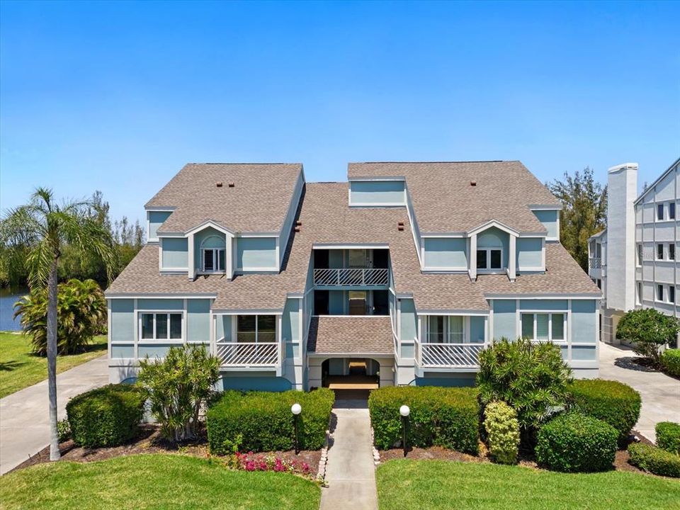 Под контрактом: $400,000 (2 спален, 2 ванн, 1705 Квадратных фут)