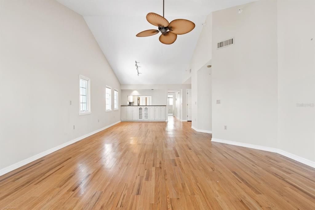 Под контрактом: $400,000 (2 спален, 2 ванн, 1705 Квадратных фут)