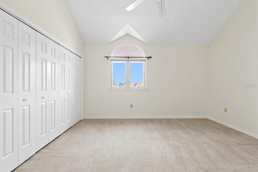 Под контрактом: $400,000 (2 спален, 2 ванн, 1705 Квадратных фут)