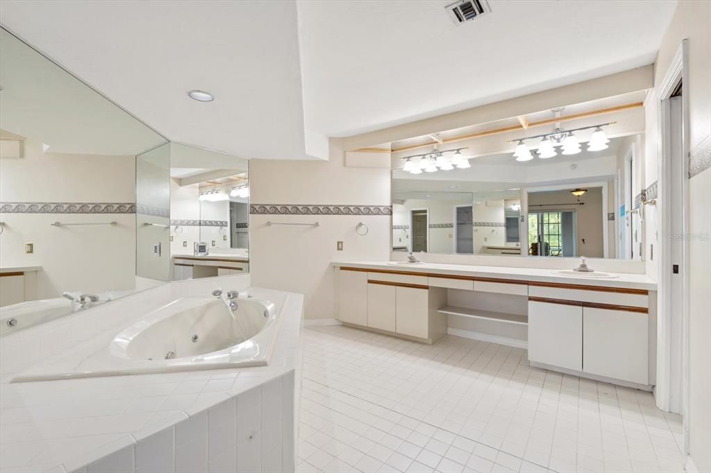 Под контрактом: $400,000 (2 спален, 2 ванн, 1705 Квадратных фут)