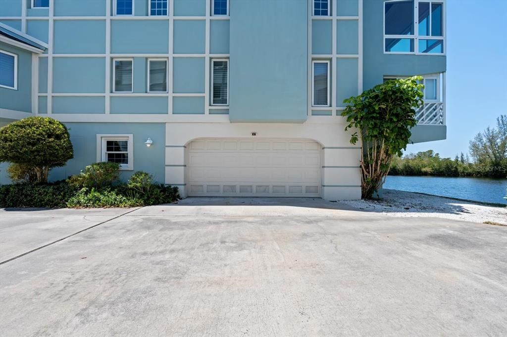 Под контрактом: $400,000 (2 спален, 2 ванн, 1705 Квадратных фут)