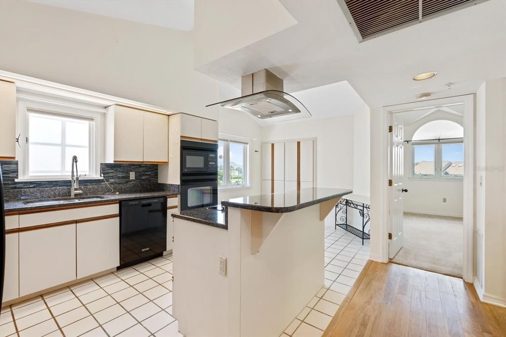 Под контрактом: $400,000 (2 спален, 2 ванн, 1705 Квадратных фут)