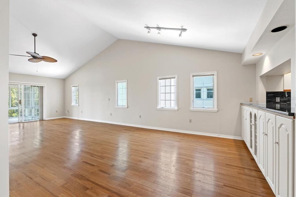 Под контрактом: $400,000 (2 спален, 2 ванн, 1705 Квадратных фут)