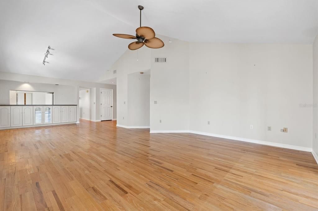 Под контрактом: $400,000 (2 спален, 2 ванн, 1705 Квадратных фут)