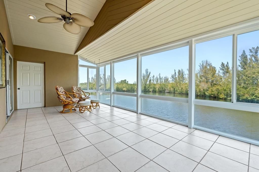 Под контрактом: $400,000 (2 спален, 2 ванн, 1705 Квадратных фут)