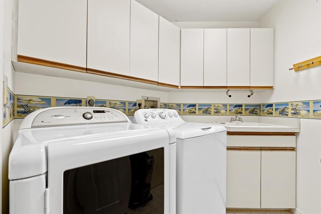 Под контрактом: $400,000 (2 спален, 2 ванн, 1705 Квадратных фут)