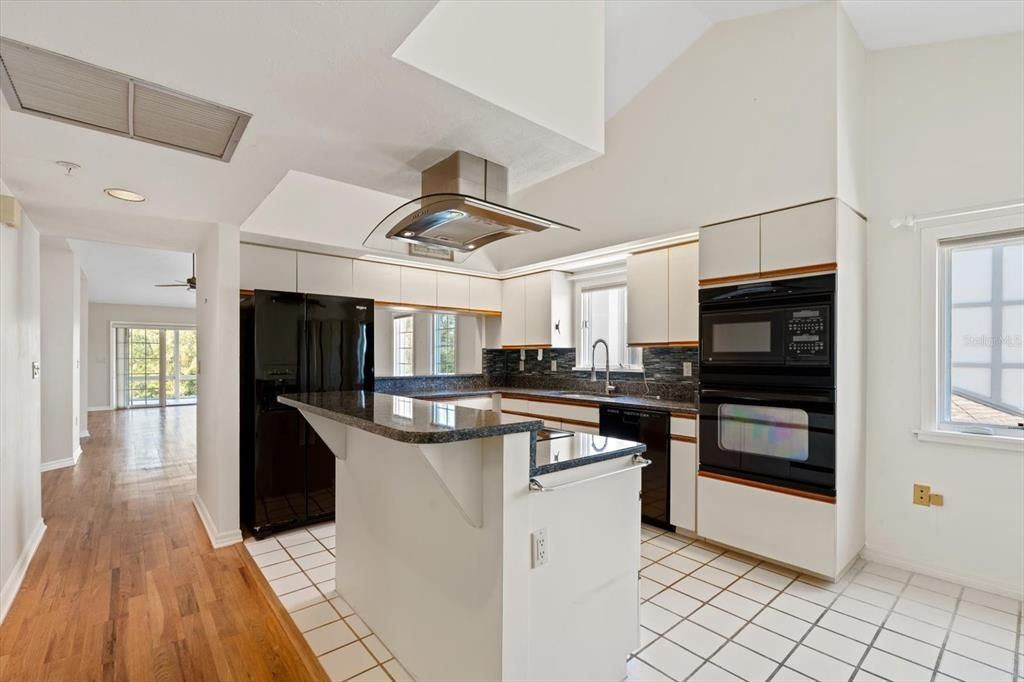 Под контрактом: $400,000 (2 спален, 2 ванн, 1705 Квадратных фут)