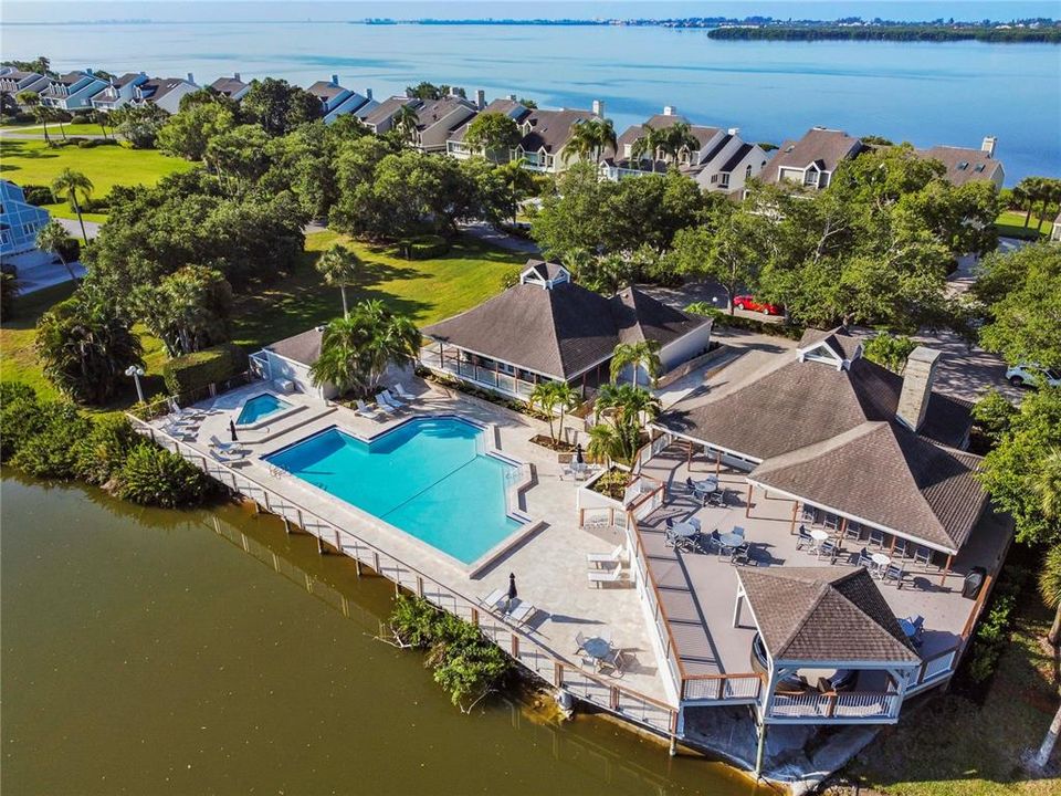 Под контрактом: $400,000 (2 спален, 2 ванн, 1705 Квадратных фут)