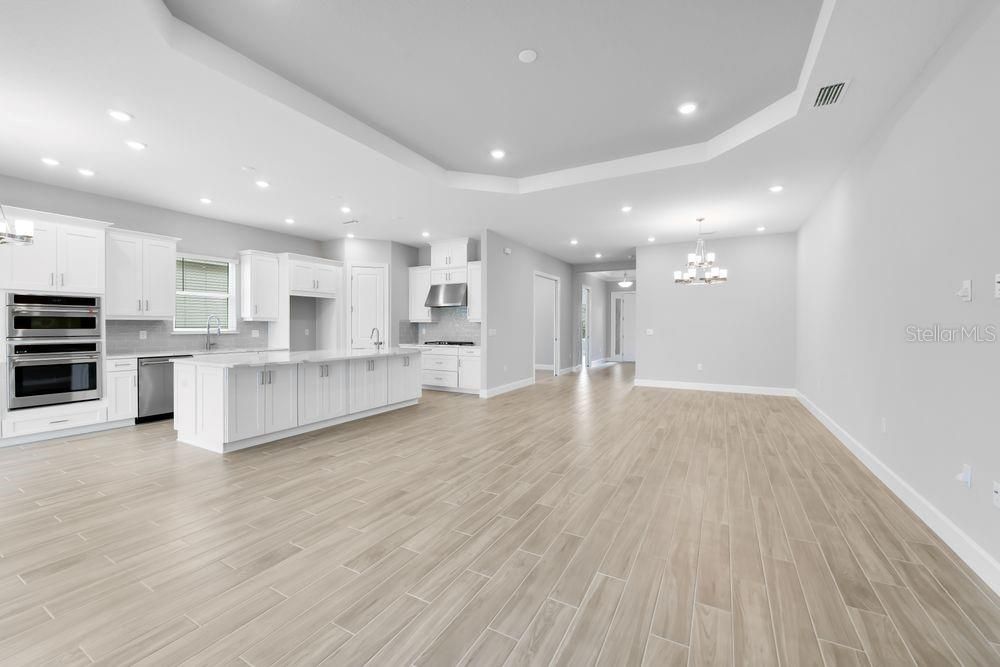 Под контрактом: $1,163,693 (3 спален, 3 ванн, 2375 Квадратных фут)