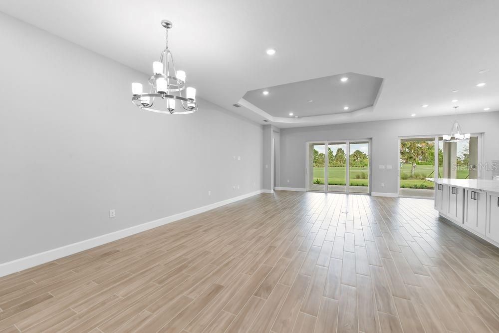 Под контрактом: $1,163,693 (3 спален, 3 ванн, 2375 Квадратных фут)