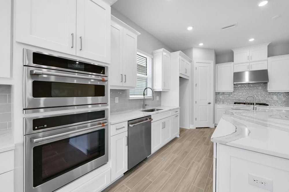 Под контрактом: $1,163,693 (3 спален, 3 ванн, 2375 Квадратных фут)