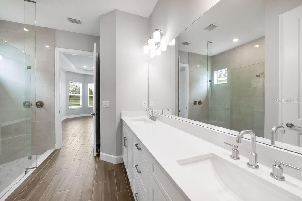 Под контрактом: $1,163,693 (3 спален, 3 ванн, 2375 Квадратных фут)