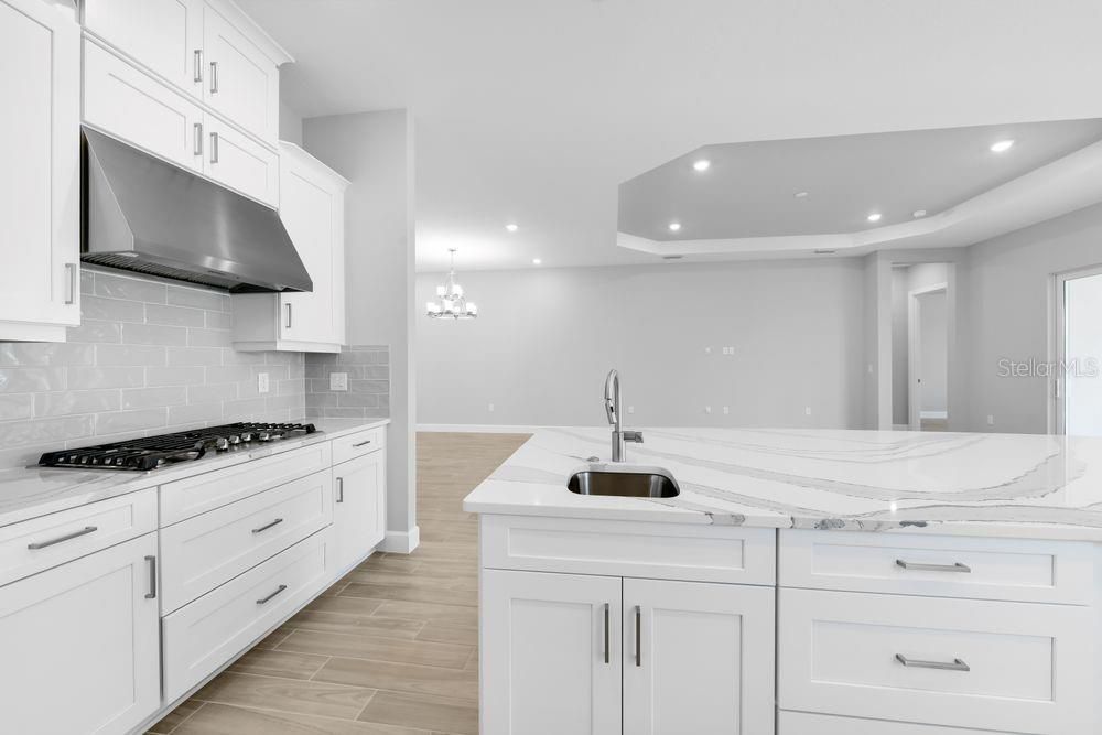 Под контрактом: $1,163,693 (3 спален, 3 ванн, 2375 Квадратных фут)