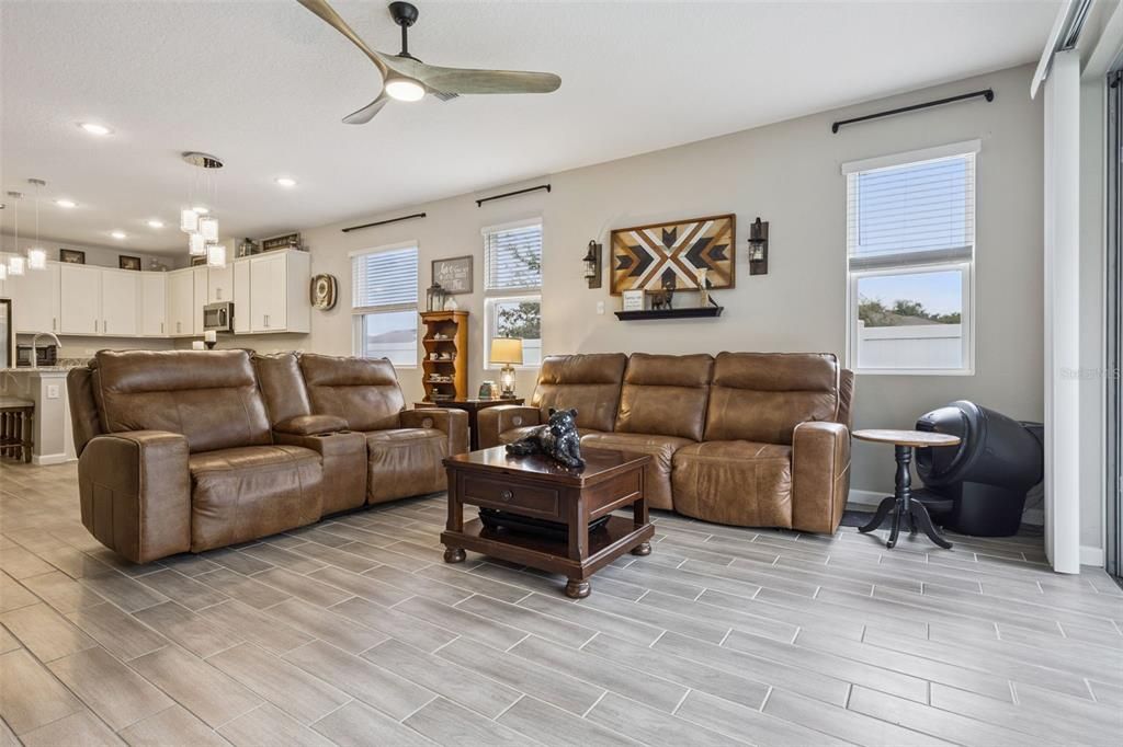 待售: $375,000 (4 贝兹, 3 浴室, 2291 平方英尺)