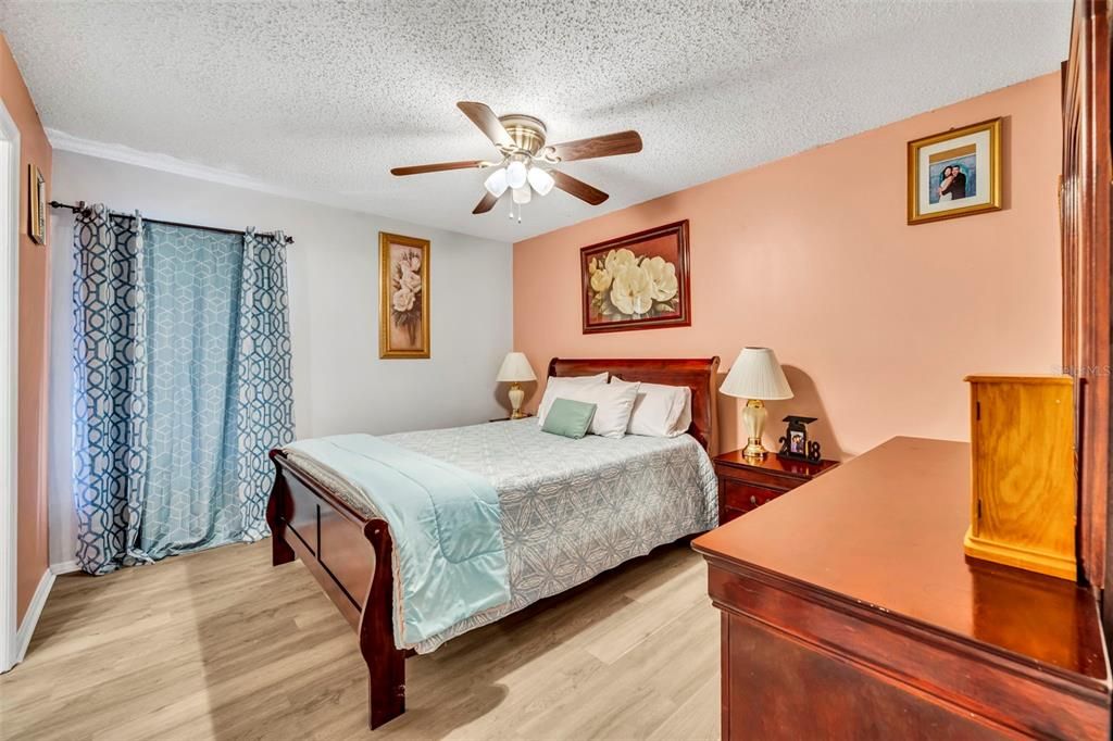 На продажу: $250,000 (2 спален, 2 ванн, 952 Квадратных фут)