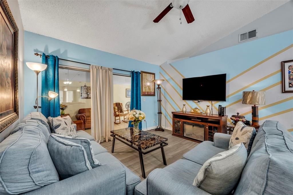 На продажу: $250,000 (2 спален, 2 ванн, 952 Квадратных фут)