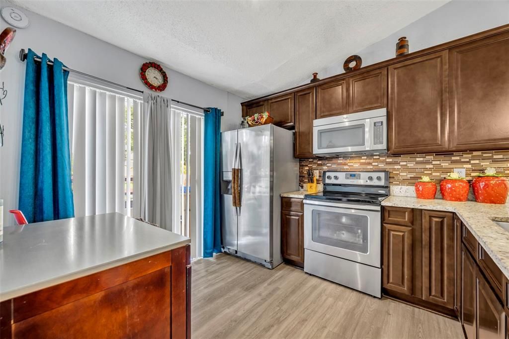 На продажу: $250,000 (2 спален, 2 ванн, 952 Квадратных фут)