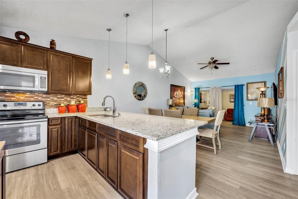 На продажу: $250,000 (2 спален, 2 ванн, 952 Квадратных фут)