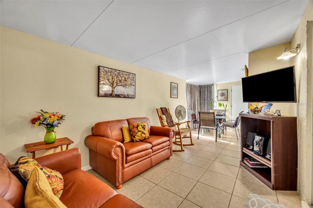 На продажу: $250,000 (2 спален, 2 ванн, 952 Квадратных фут)