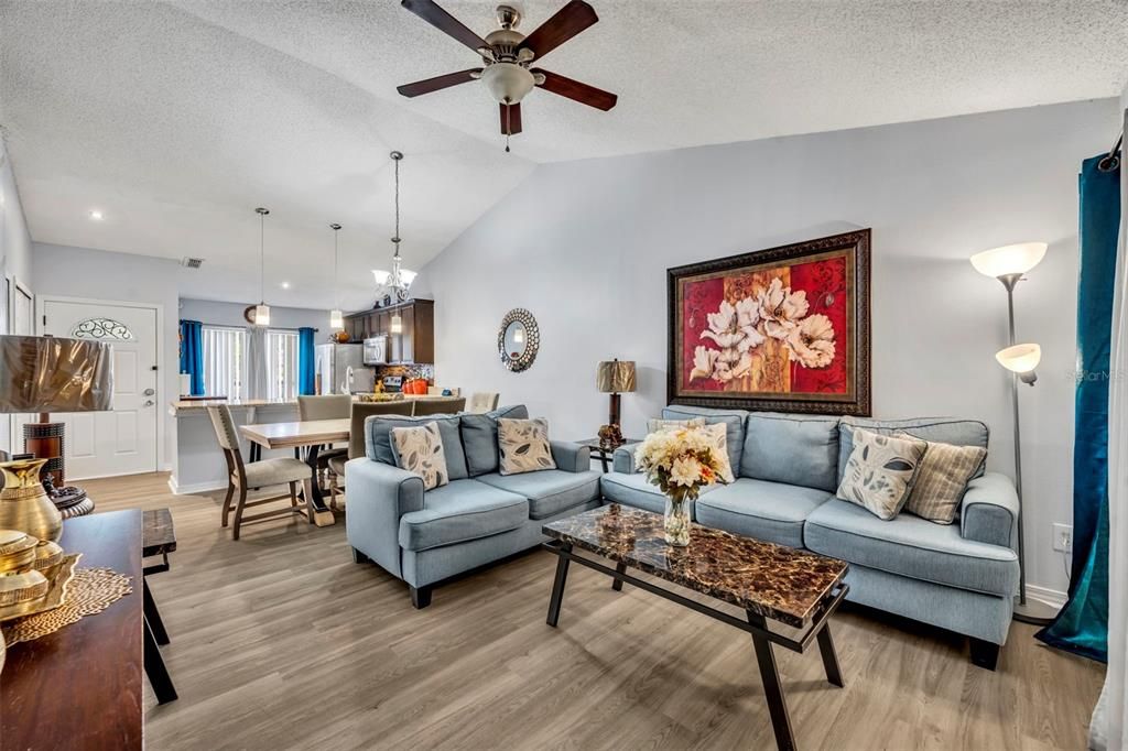 На продажу: $250,000 (2 спален, 2 ванн, 952 Квадратных фут)