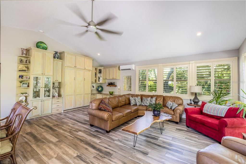 En Venta: $1,175,000 (2 camas, 2 baños, 2225 Pies cuadrados)