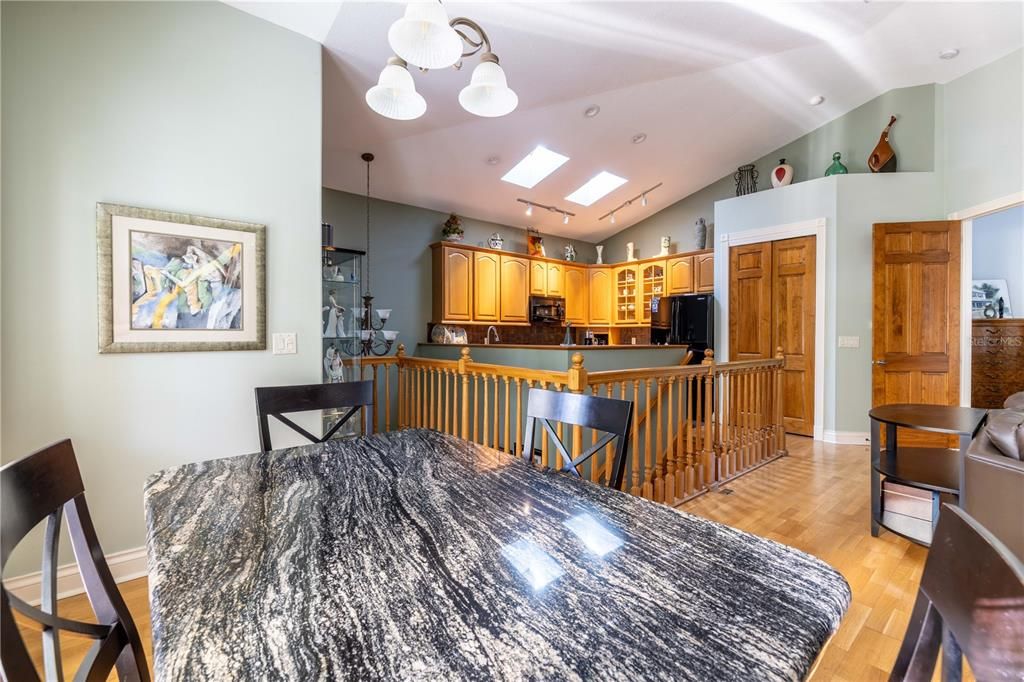 En Venta: $1,175,000 (2 camas, 2 baños, 2225 Pies cuadrados)