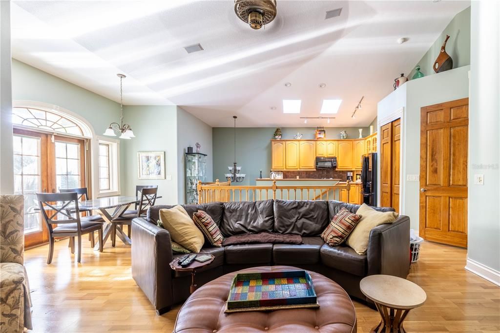 En Venta: $1,175,000 (2 camas, 2 baños, 2225 Pies cuadrados)