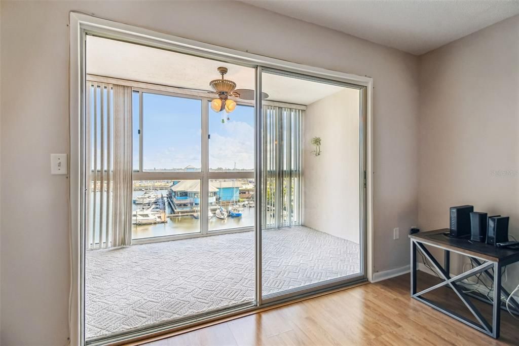 Под контрактом: $155,000 (2 спален, 2 ванн, 959 Квадратных фут)