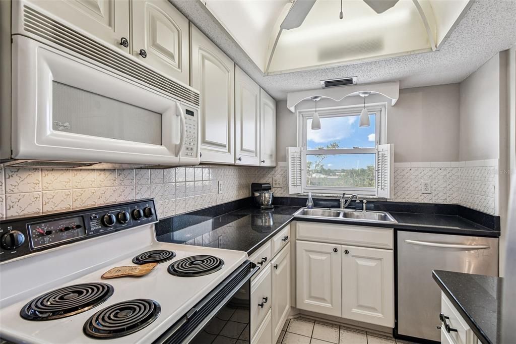 Под контрактом: $155,000 (2 спален, 2 ванн, 959 Квадратных фут)