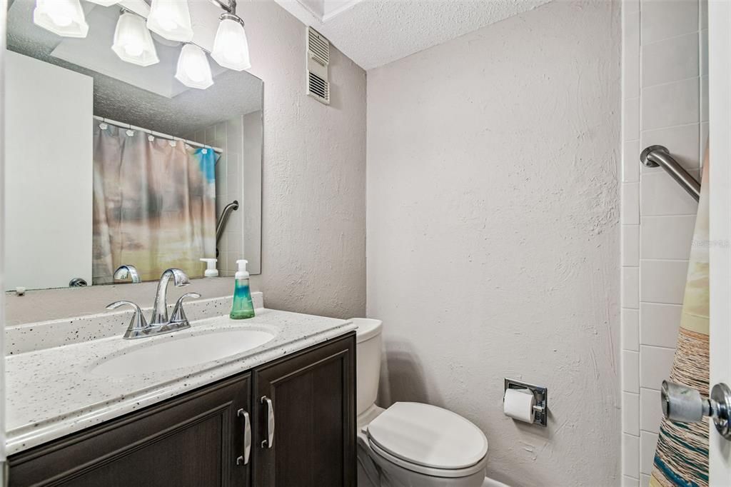 Под контрактом: $155,000 (2 спален, 2 ванн, 959 Квадратных фут)