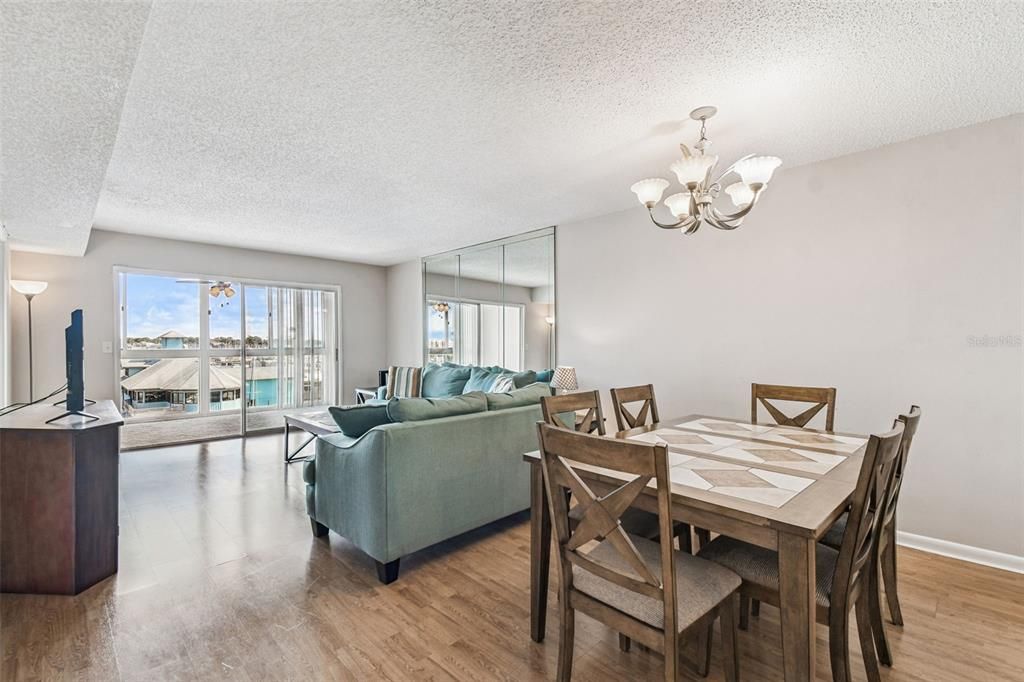 Под контрактом: $155,000 (2 спален, 2 ванн, 959 Квадратных фут)