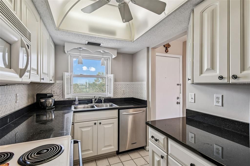 Под контрактом: $155,000 (2 спален, 2 ванн, 959 Квадратных фут)