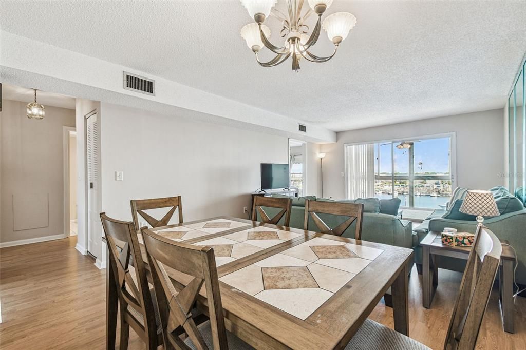 Под контрактом: $155,000 (2 спален, 2 ванн, 959 Квадратных фут)