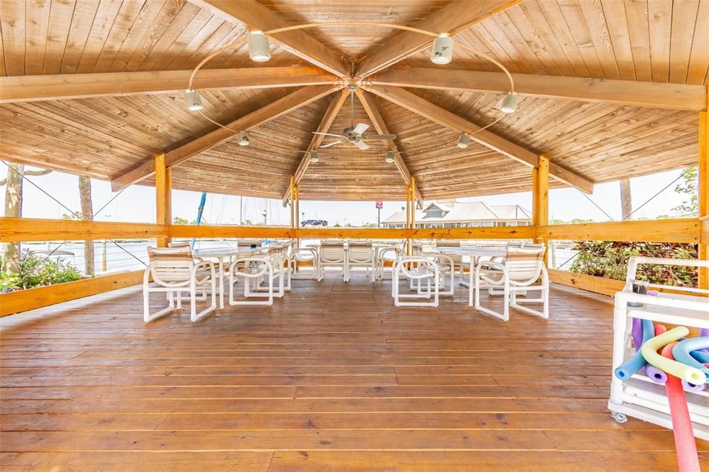 Под контрактом: $155,000 (2 спален, 2 ванн, 959 Квадратных фут)