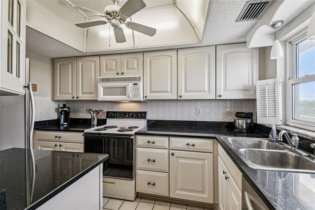 Под контрактом: $155,000 (2 спален, 2 ванн, 959 Квадратных фут)