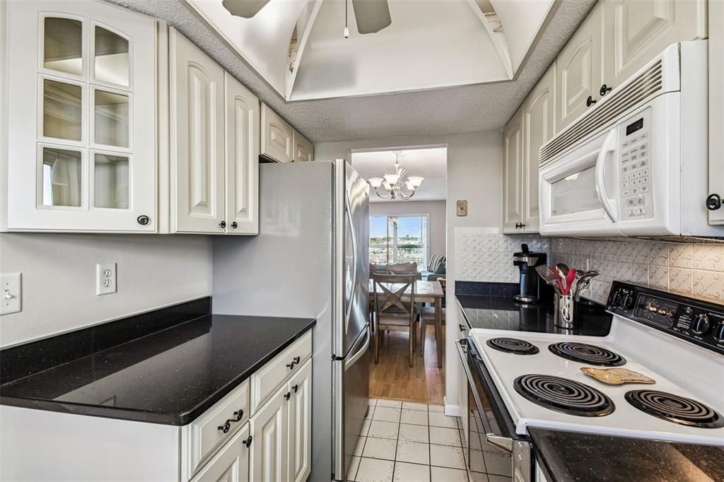 Под контрактом: $155,000 (2 спален, 2 ванн, 959 Квадратных фут)