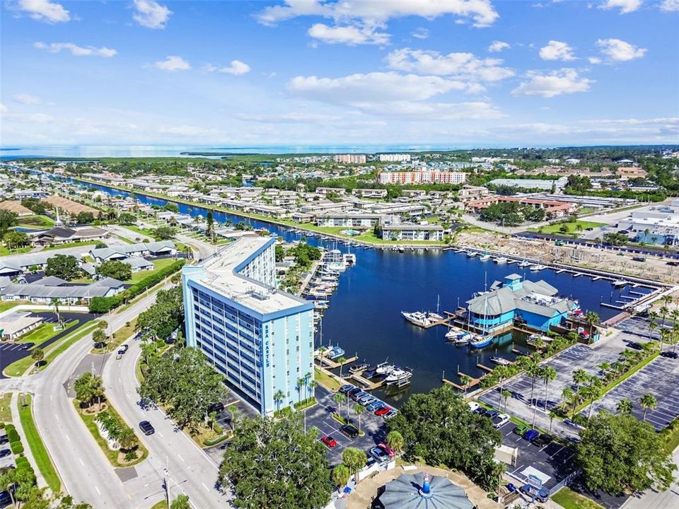 Под контрактом: $155,000 (2 спален, 2 ванн, 959 Квадратных фут)