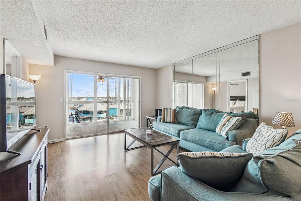 Под контрактом: $155,000 (2 спален, 2 ванн, 959 Квадратных фут)