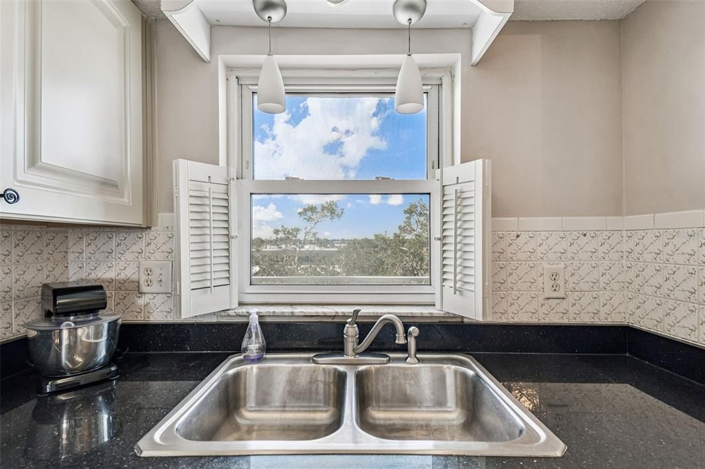 Под контрактом: $155,000 (2 спален, 2 ванн, 959 Квадратных фут)