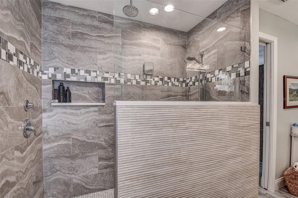 合同活跃: $1,399,999 (3 贝兹, 2 浴室, 2027 平方英尺)