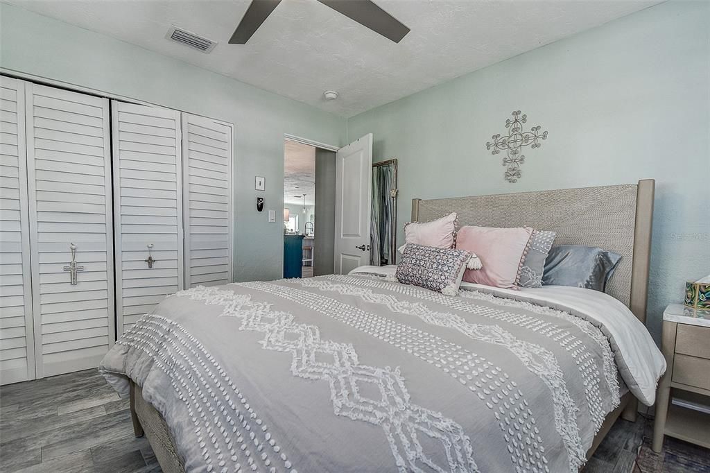 合同活跃: $1,399,999 (3 贝兹, 2 浴室, 2027 平方英尺)