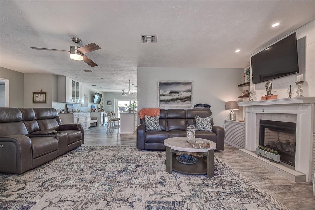 合同活跃: $1,399,999 (3 贝兹, 2 浴室, 2027 平方英尺)