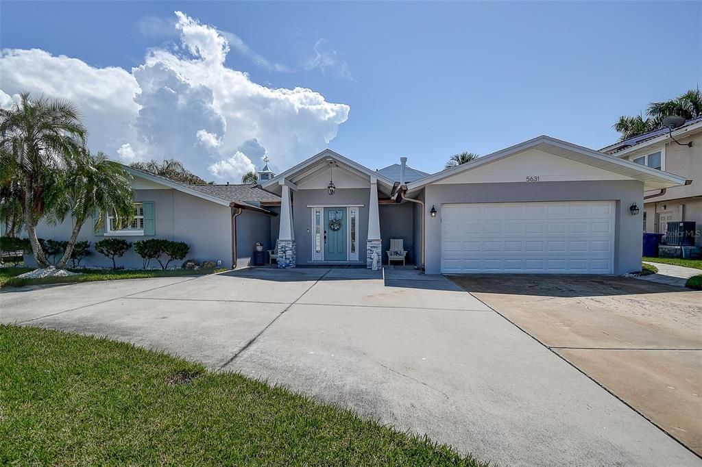 合同活跃: $1,399,999 (3 贝兹, 2 浴室, 2027 平方英尺)