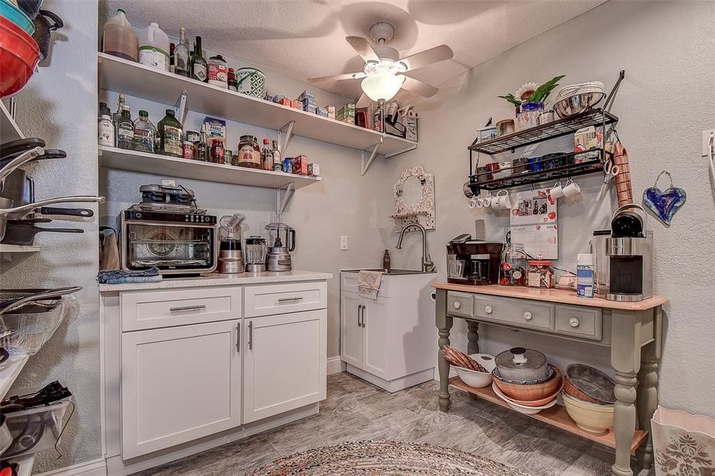 合同活跃: $1,399,999 (3 贝兹, 2 浴室, 2027 平方英尺)