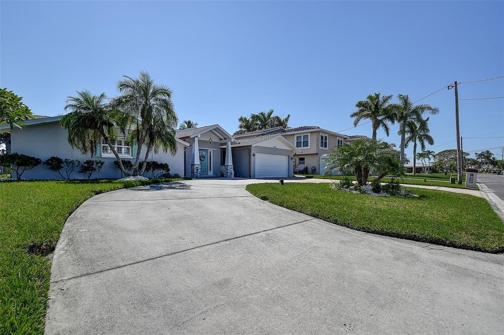 合同活跃: $1,399,999 (3 贝兹, 2 浴室, 2027 平方英尺)