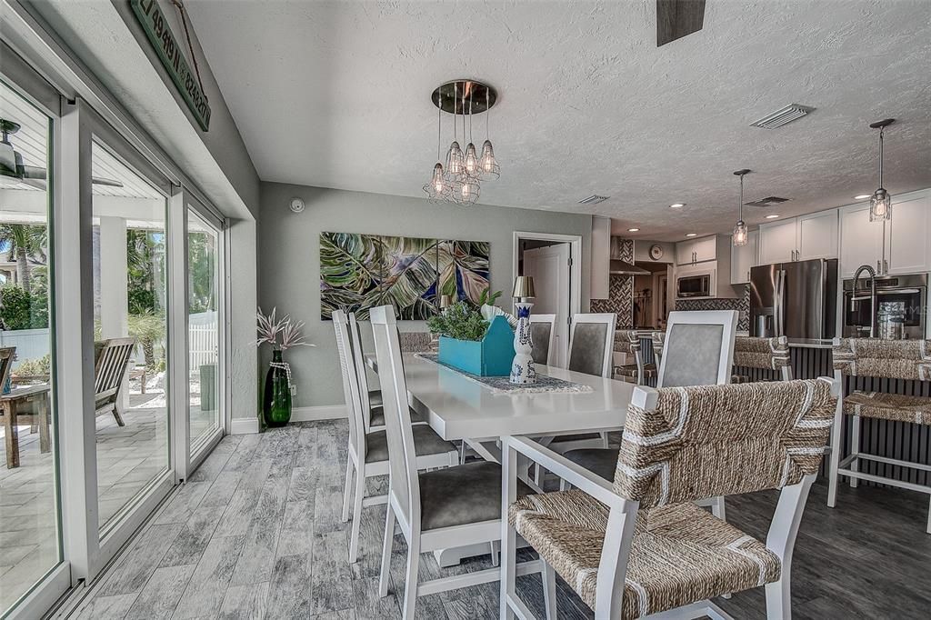 合同活跃: $1,399,999 (3 贝兹, 2 浴室, 2027 平方英尺)